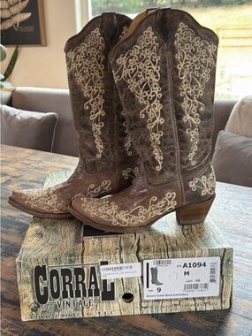 Corral Vintage Brown Crater Bone Embroidery western boots sz 9. Snip Toe